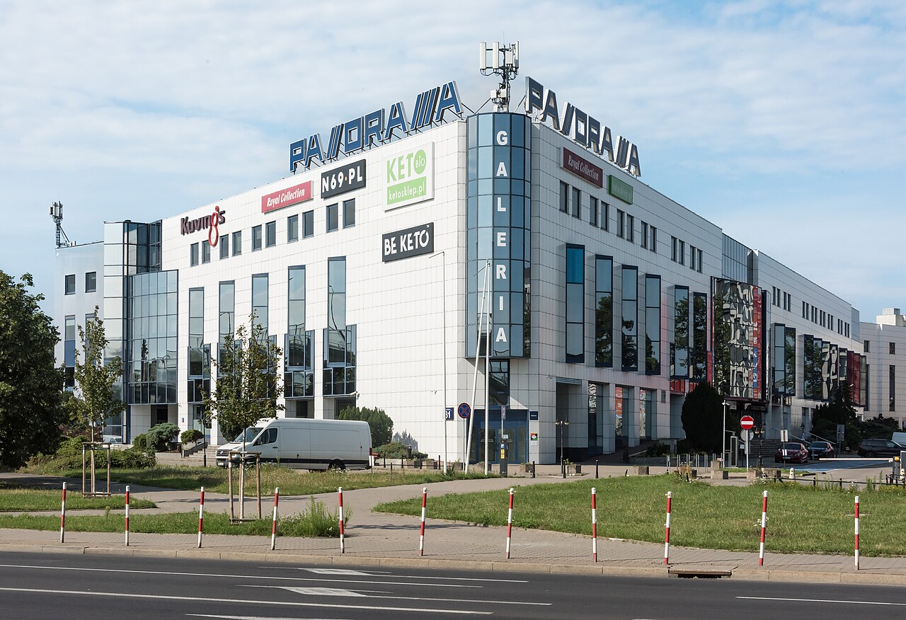 Budynek Centrum Handlowego Panorama w Warszawie od strony ulicy Czerniakowskiej